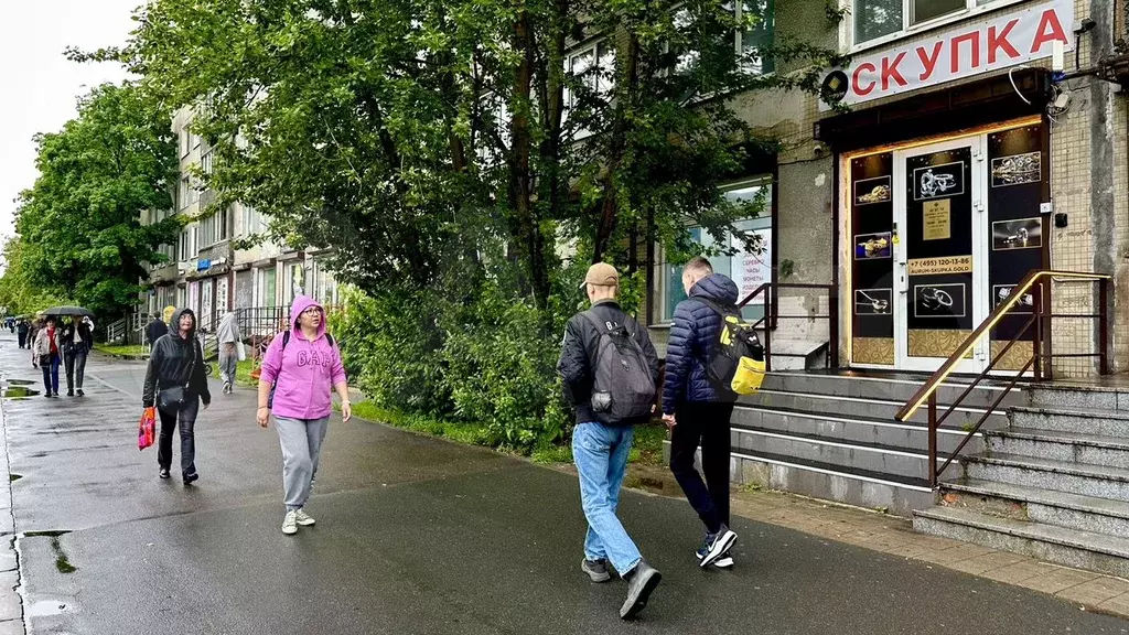 Площадь на трафике на выходе из метро - Фото 1