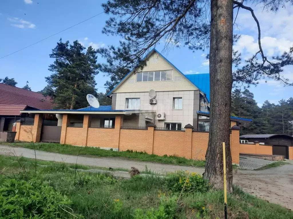 Дом в Алтайский край, Бийск Байкальский пер., 101Е/1 (300 м) - Фото 1