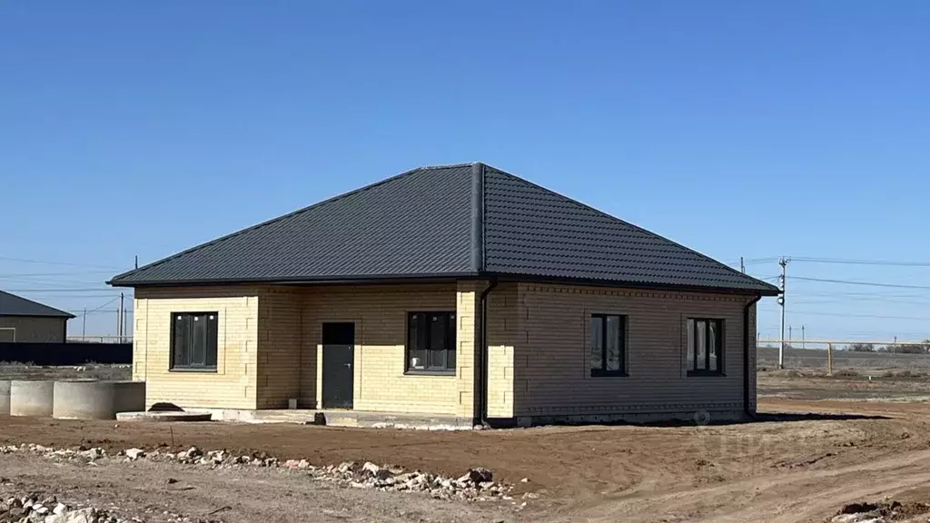 Дом в Астраханская область, Наримановский район, с. Старокучергановка ... - Фото 1