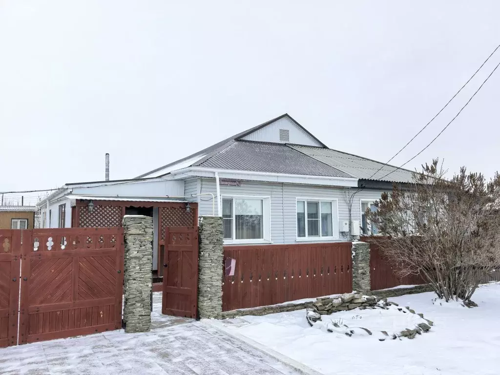 Дом в Омская область, Русская Поляна рп ул. Пионерская, 8 (93 м) - Фото 1