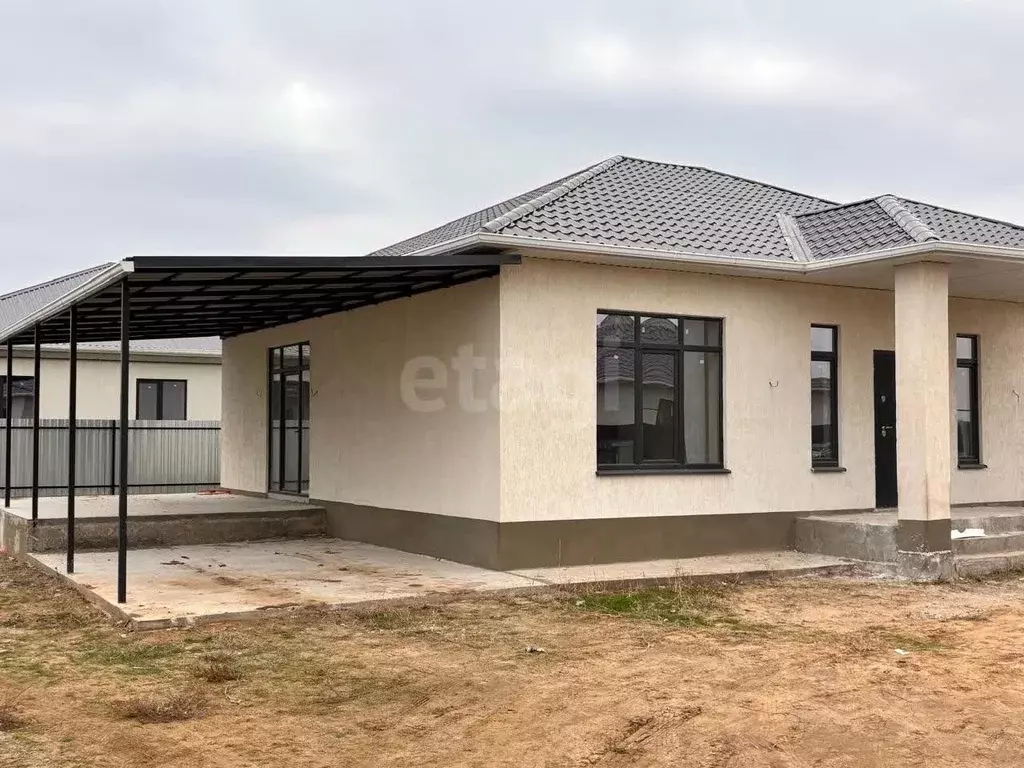 Дом в Астраханская область, Наримановский район, с. Солянка  (110 м) - Фото 1