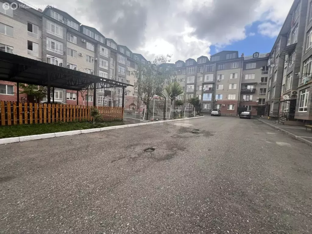 2-комнатная квартира: Владикавказ, улица Шамиля Джикаева, 2А (100 м) - Фото 1