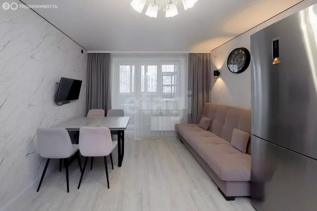 2-комнатная квартира: Тюмень, улица Валентины Трофимовой, 13 (67.5 м) - Фото 1
