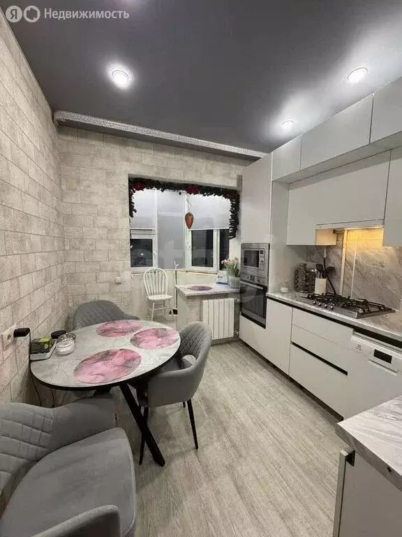 2-комнатная квартира: Новый Уренгой, улица Геологоразведчиков, 14 ... - Фото 1