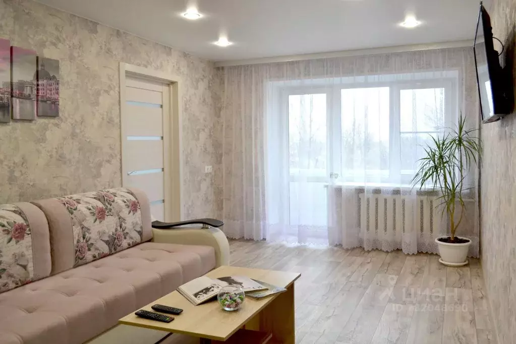 2-к кв. Волгоградская область, Волгоград ул. Маршала Еременко, 15 ... - Фото 0