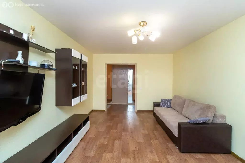 3-комнатная квартира: Тюмень, улица Ю.-Р.Г. Эрвье, 30 (76 м) - Фото 1