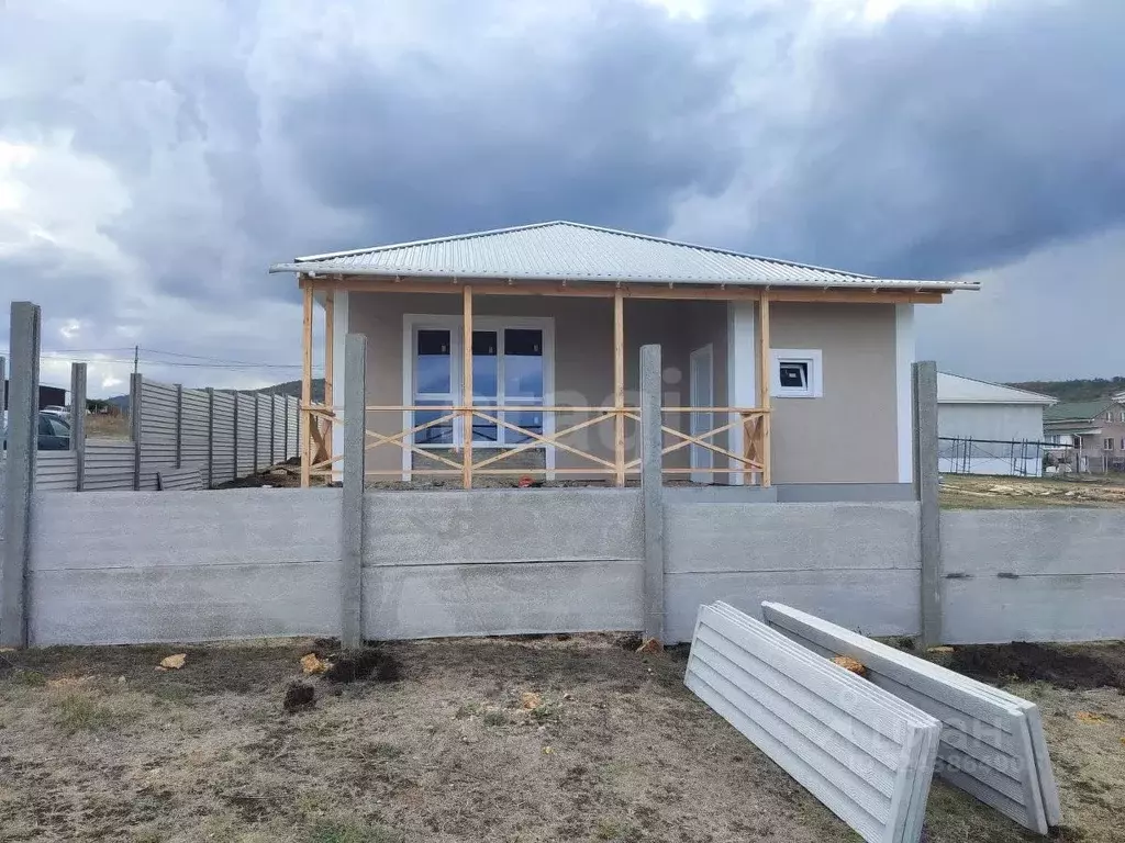 Дом в Крым, Симферопольский район, Трудовское с/пос, с. Денисовка ул. ... - Фото 1