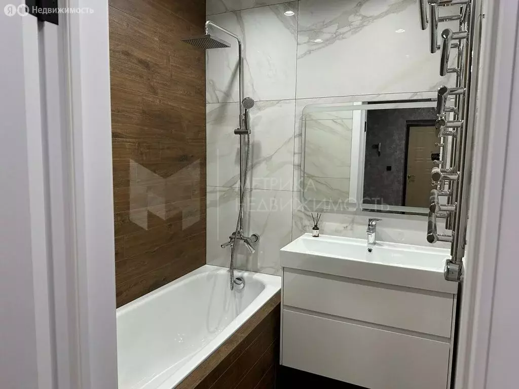 2-комнатная квартира: Тюмень, улица Василия Подшибякина, 21 (57.2 м) - Фото 1