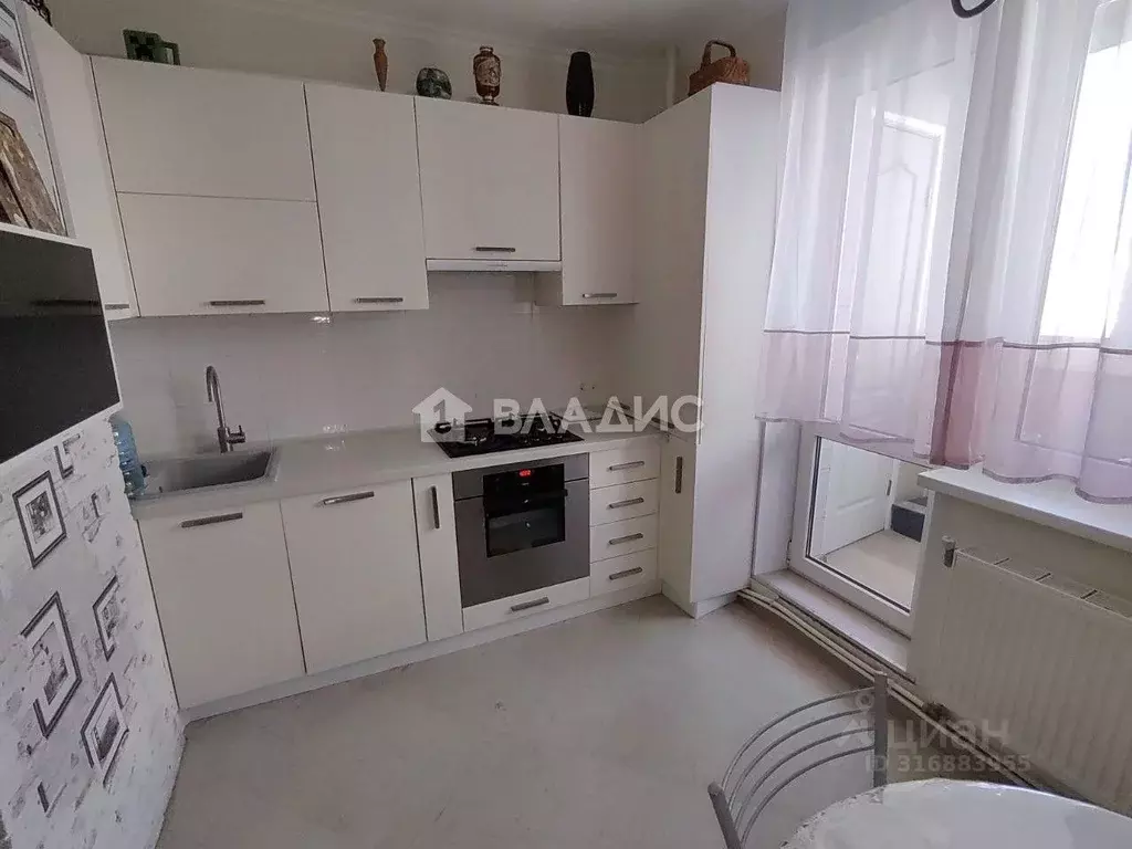 3-к кв. Белгородская область, Белгород ул. Есенина, 54 (71.1 м) - Фото 0