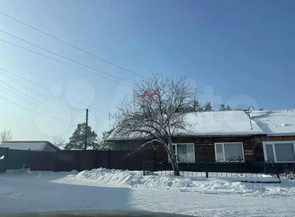 Дом в Красноярский край, Ермаковский сельсовет, с. Ермаковское ул. ... - Фото 1