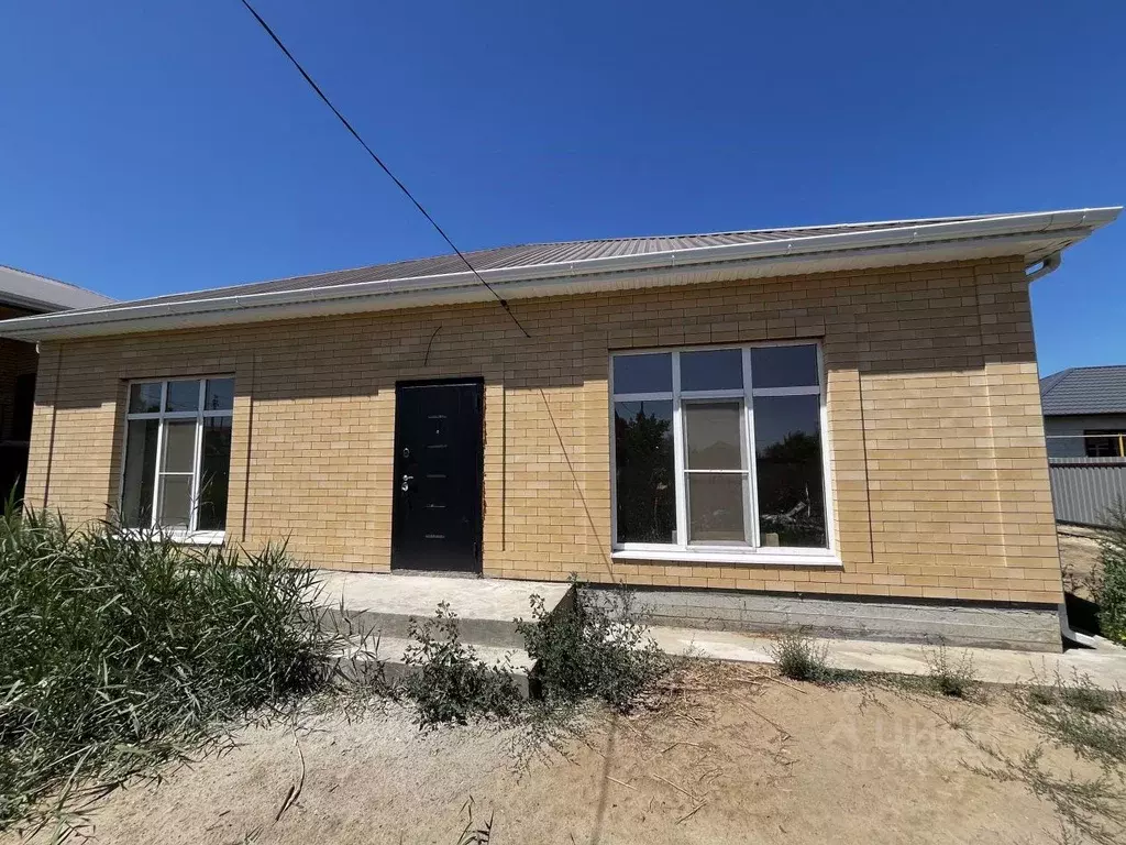 Дом в Астраханская область, Астрахань ул. 9-я Литейная (120 м) - Фото 1