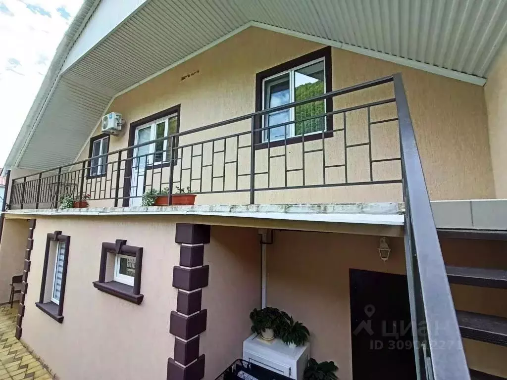 Дом в Краснодарский край, Туапсинский муниципальный округ, с. Небуг  ... - Фото 1