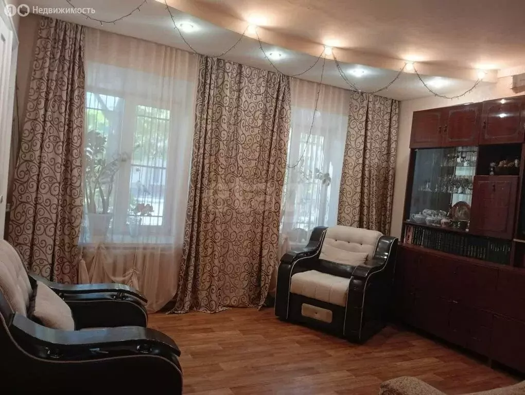 3-комнатная квартира: Астрахань, улица Адмирала Нахимова, 117 (69.5 м) - Фото 0