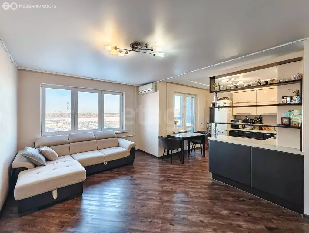 3-комнатная квартира: Тюмень, улица Ю.-Р.Г. Эрвье, 26 (76.4 м) - Фото 1