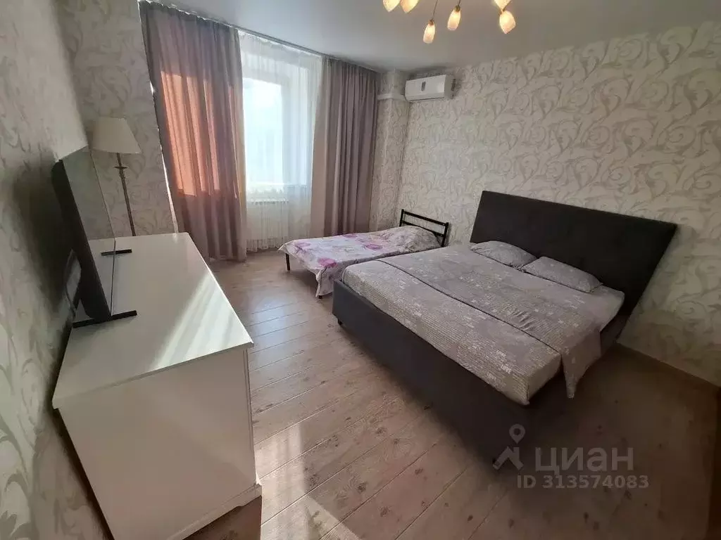 3-к кв. Челябинская область, Челябинск ул. Братьев Кашириных, 85б ... - Фото 0