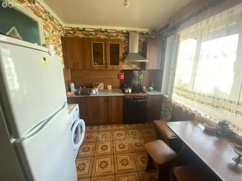 3-комнатная квартира: Адлер, улица Революции, 24 (70 м) - Фото 0