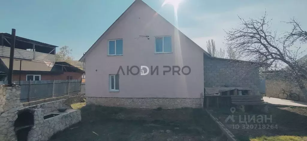 Дом в Саратовская область, д. Долгий Буерак ул. Центральная, 9 (140 м) - Фото 1