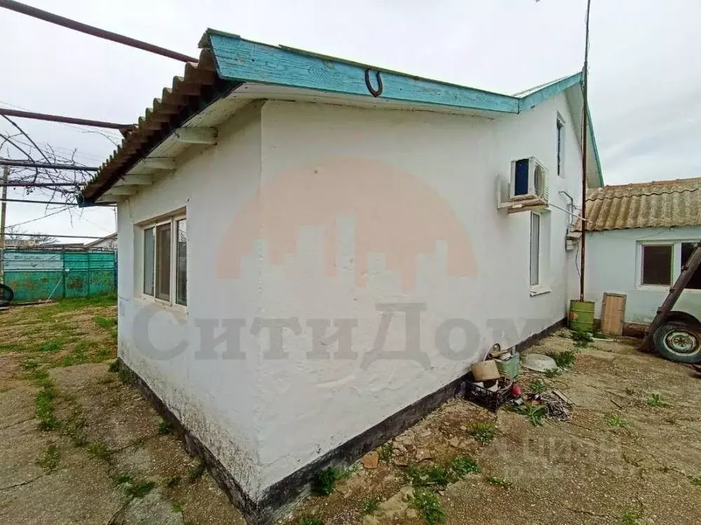 Дом в Крым, Сакский район, Ореховское с/пос, с. Червоное ул. ... - Фото 2