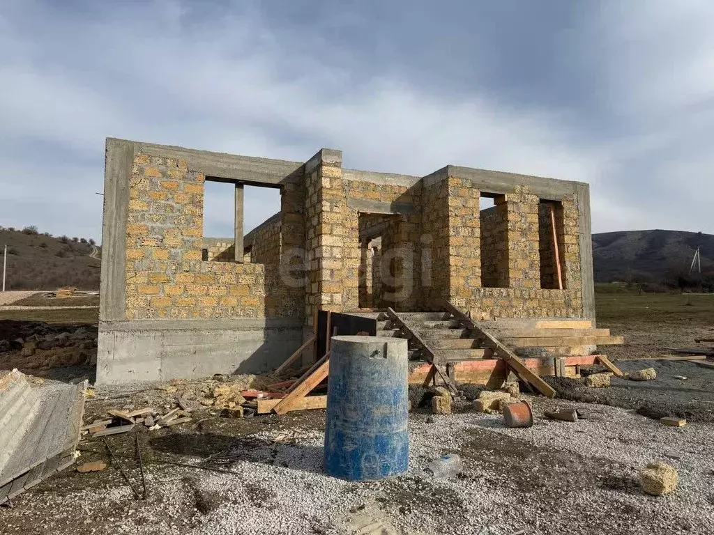 Дом в Крым, Симферопольский район, Добровское с/пос ул. ... - Фото 1