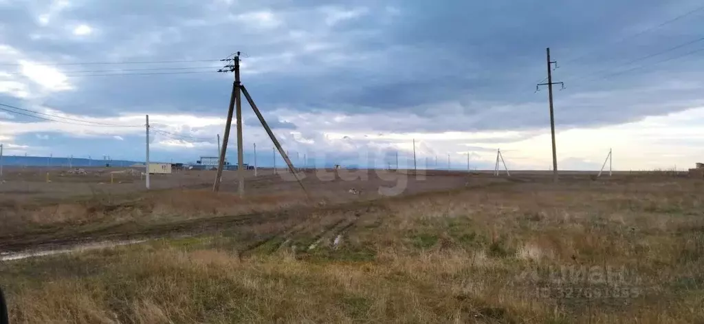 Участок в Крым, Кировский район, Первомайское с/пос, с. Отважное ул. ... - Фото 1