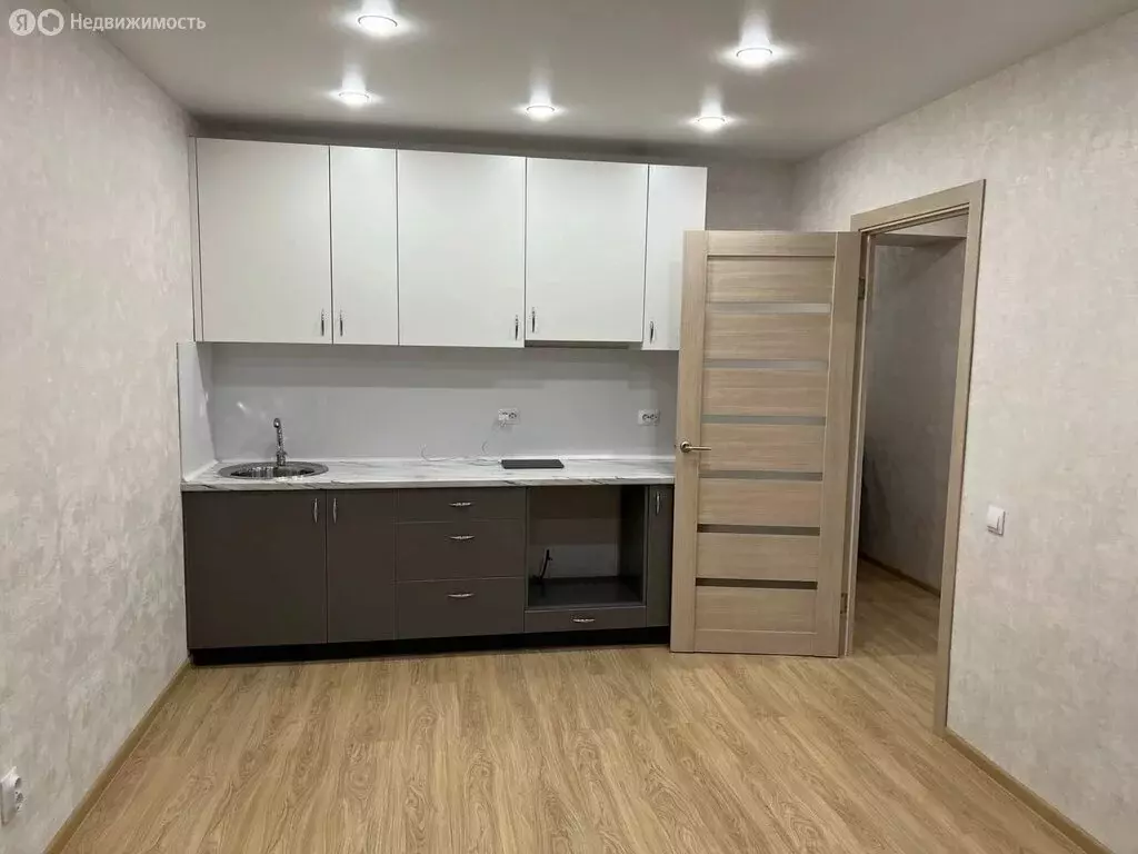 1-комнатная квартира: Киров, улица Архитектора Валерия Зянкина, 11к1 ... - Фото 0