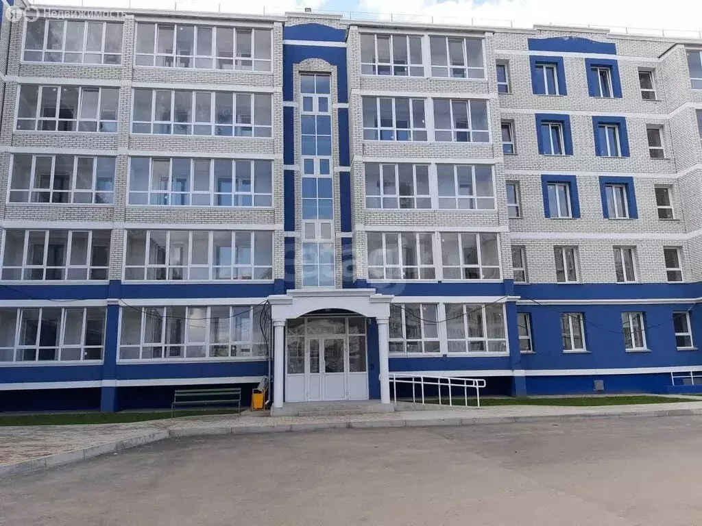 3-комнатная квартира: Абакан, улица Арбан, 2к1 (70 м) - Фото 1