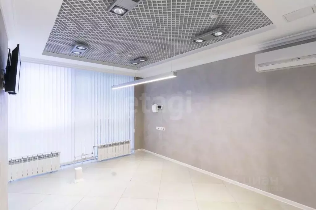 Офис в Тюменская область, Тюмень ул. Мельникайте, 125б (180 м) - Фото 0