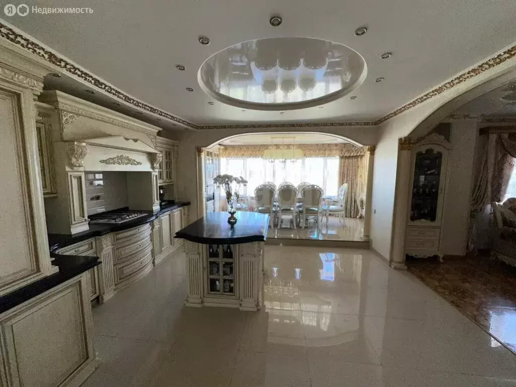 4-комнатная квартира: Якутск, улица Кирова, 31 (155 м) - Фото 0