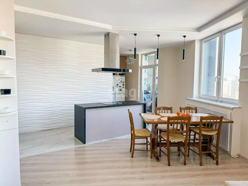 3-к кв. Свердловская область, Екатеринбург ул. Большакова, 147 (103.4 ... - Фото 0