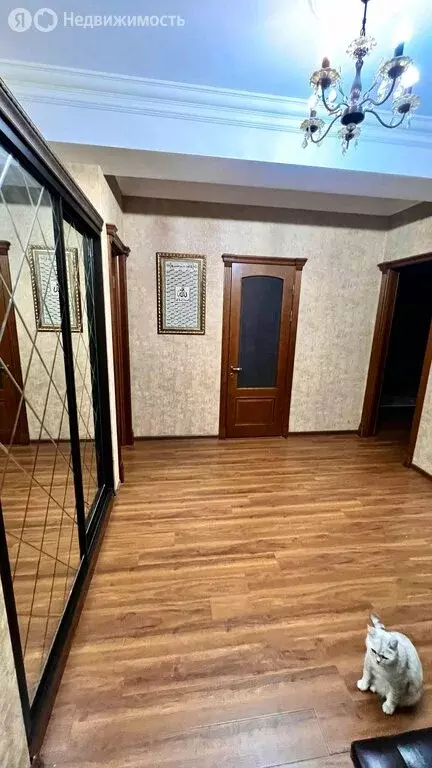 3-комнатная квартира: Махачкала, улица Каримова, 16 (150 м) - Фото 0