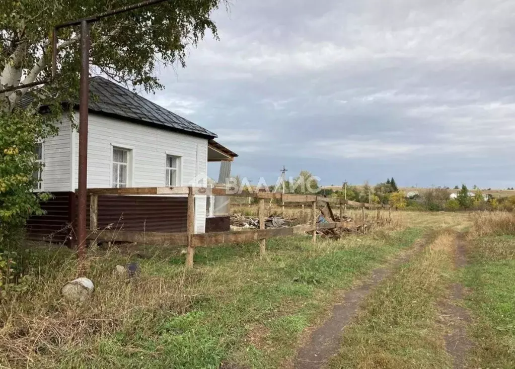 Дом в Саратовская область, Базарно-Карабулакский район, Старобурасское ... - Фото 1