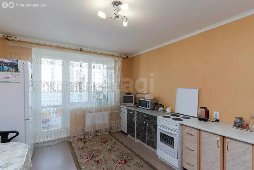 2-комнатная квартира: Тюмень, улица Александра Митинского, 4 (67 м) - Фото 2