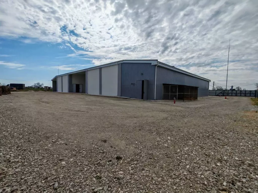 Склад в Крым, Сакский район, с. Сизовка ул. Трудовая, 2 (1420 м) - Фото 1