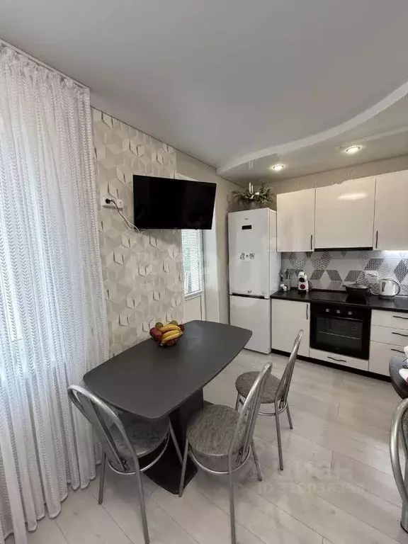 2-к кв. Татарстан, Казань ул. Рауиса Гареева, 103 (42.8 м) - Фото 0
