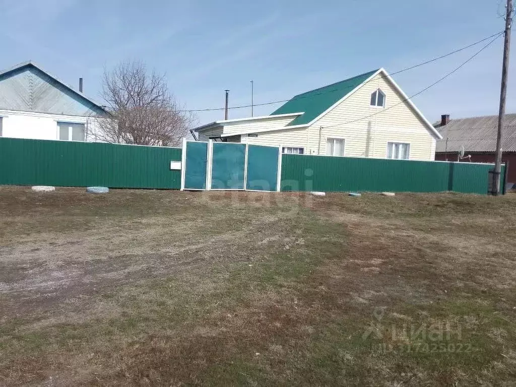 Дом в Омская область, Нововаршавский район, с. Бобринка ул. Ленина, 25 ... - Фото 0