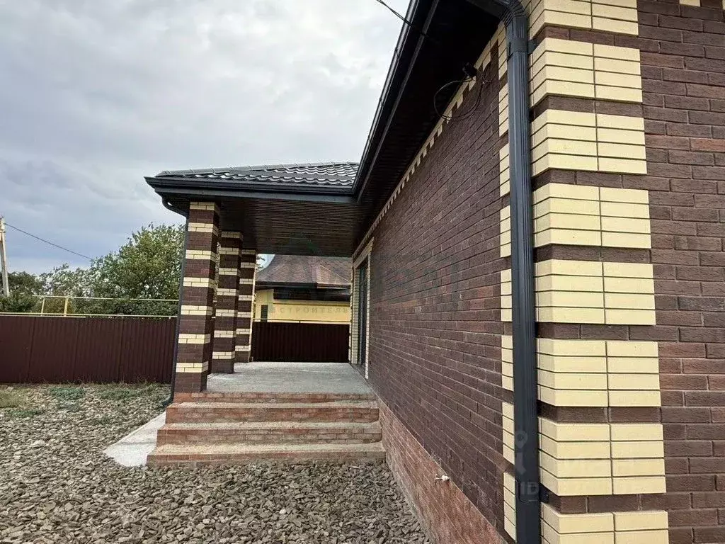 Дом в Ростовская область, Новочеркасск просп. Деволана, 2/1 (100 м) - Фото 1