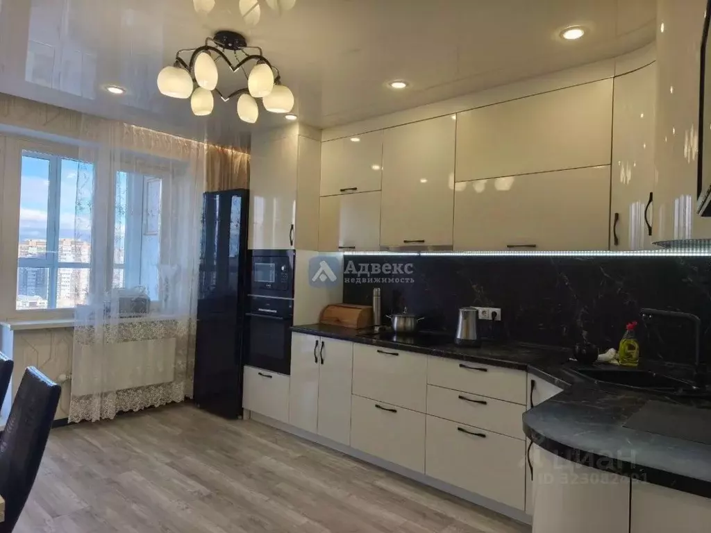 3-к кв. Тюменская область, Тюмень ул. Федюнинского, 60 (92.4 м) - Фото 1