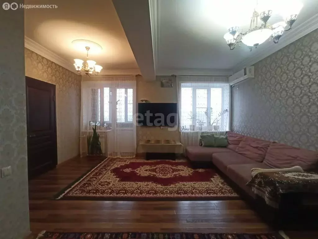 3-комнатная квартира: Каспийск, улица Байрамова, 67А (82 м) - Фото 0