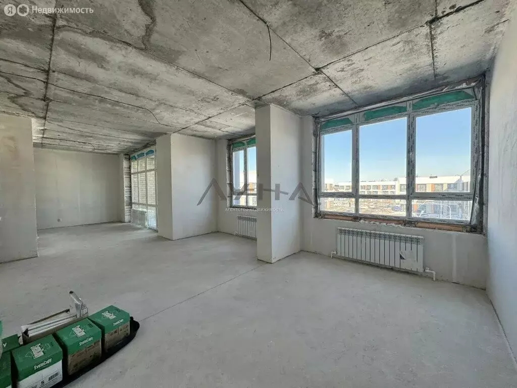 Квартира-студия: Набережные Челны, улица Назипа Зиатдинова, 5 (81.2 м) - Фото 1