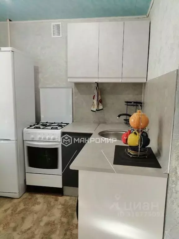 2-к кв. Пермский край, Губаха Октябрьский просп., 8 (41.7 м) - Фото 0