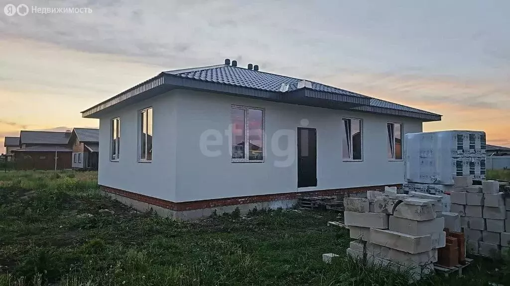 Дом в Тукаевский район, деревня Азьмушкино, улица Хасана Туфана (90 м) - Фото 1