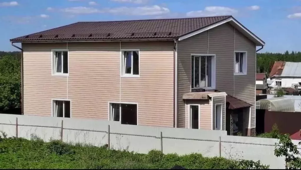 Дом в Ленинградская область, Тихвинское городское поселение, д. Фишева ... - Фото 1