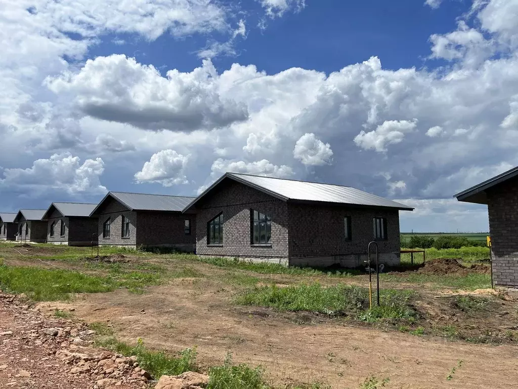 Дом в Оренбургская область, Оренбургский район, Сергиевский сельсовет, ... - Фото 1