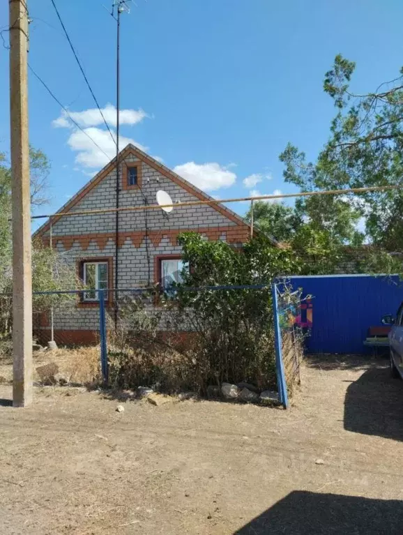 Дом в Калмыкия, с. Приютное ул. Косиева (102 м) - Фото 1