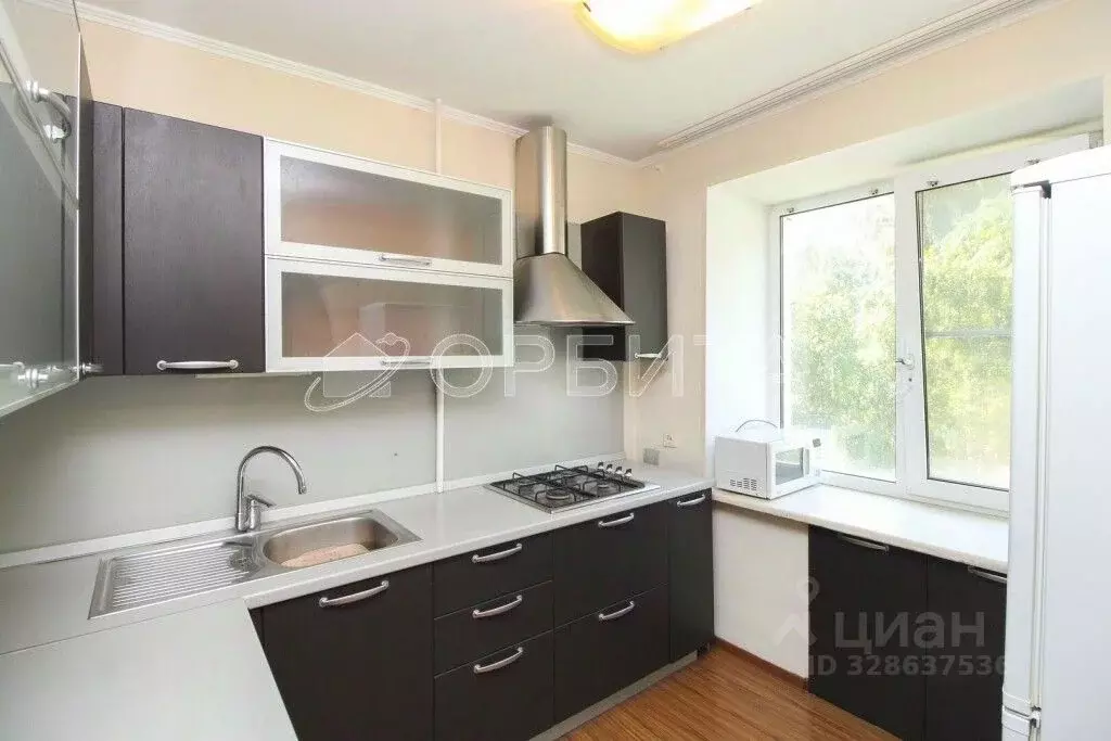 3-к кв. Тюменская область, Тюмень ул. Грибоедова, 8 (49.6 м) - Фото 1