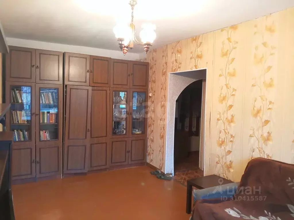 2-к кв. Псковская область, Остров ул. Островских Молодогвардейцев, 8 ... - Фото 0