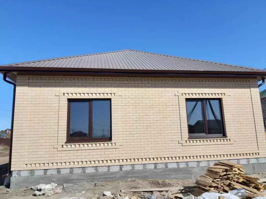 Дом в Астраханская область, Наримановский район, с. Солянка Лесная ... - Фото 1