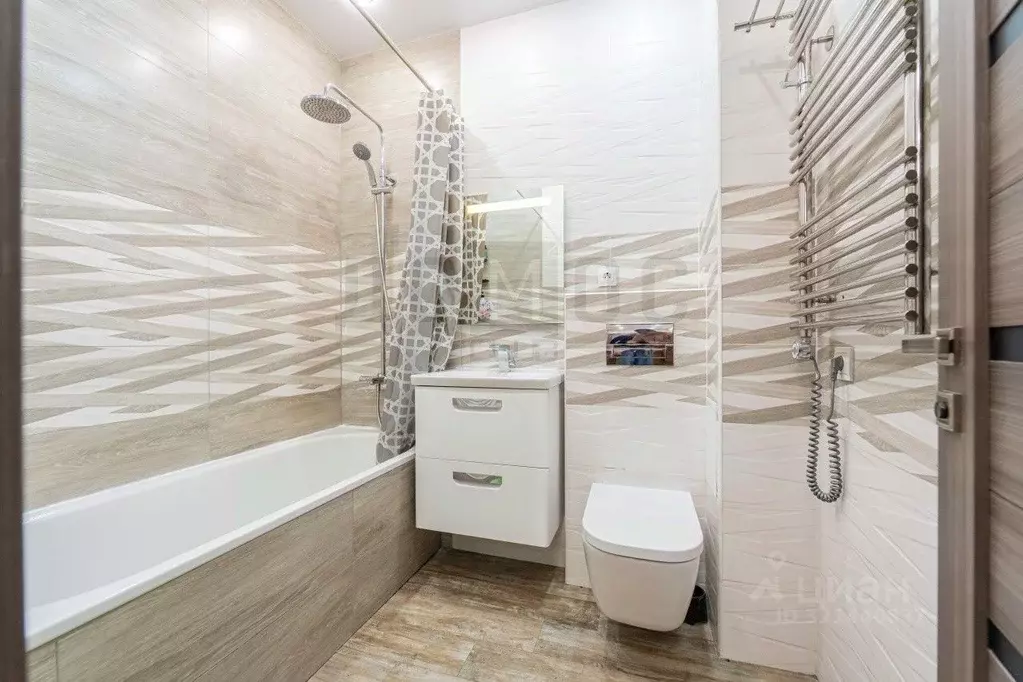 2-к кв. Свердловская область, Екатеринбург ул. Громова, 26 (65.7 м) - Фото 0