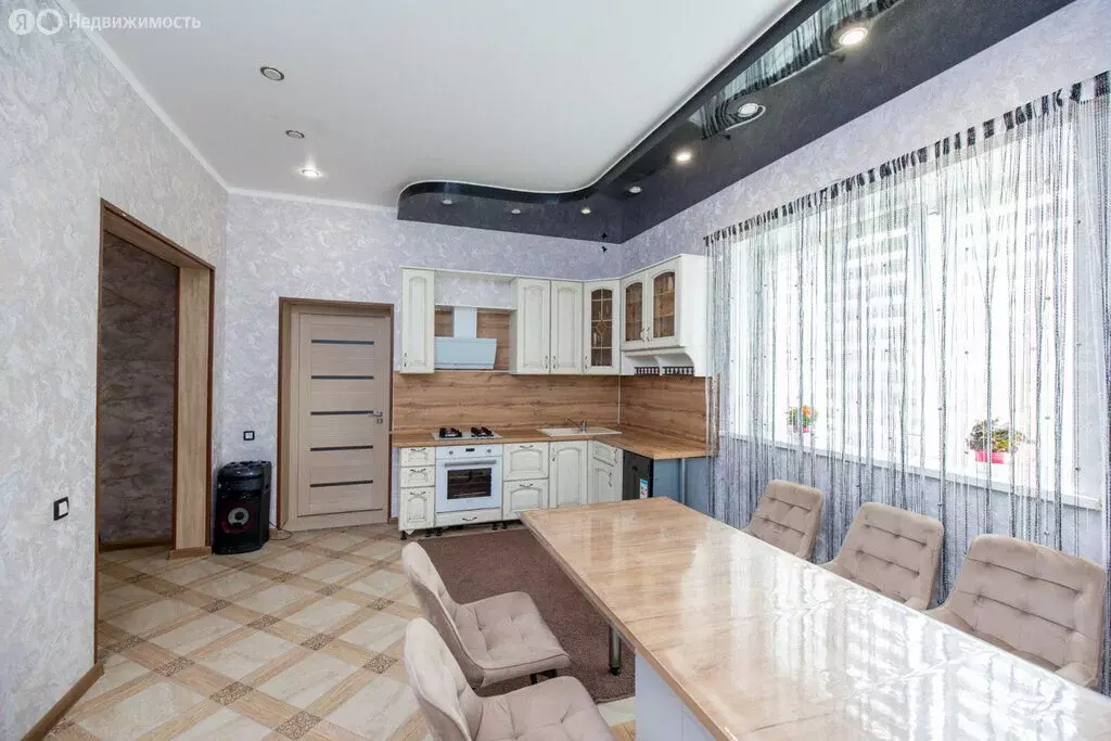 Дом в Оренбургский район, село Нежинка (240 м) - Фото 1