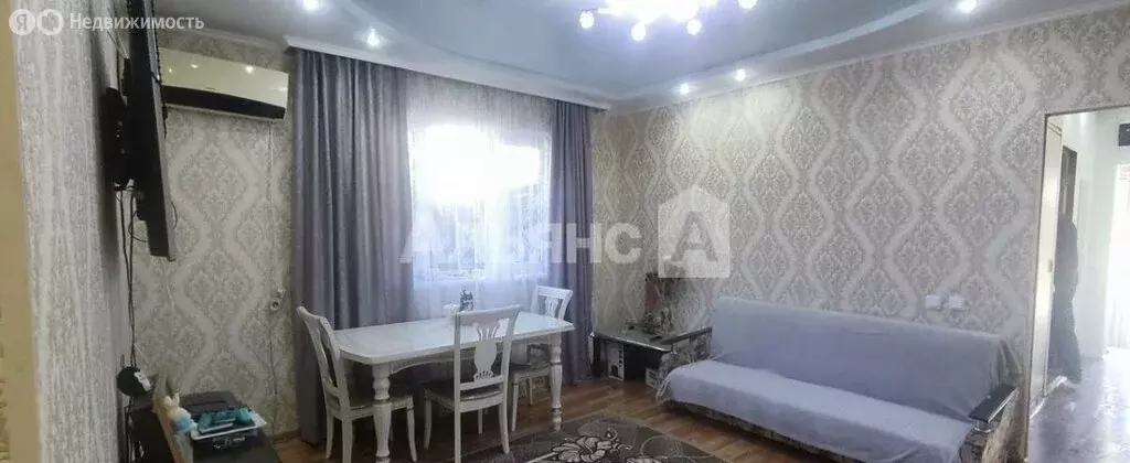 Дом в Шахты, улица Володарского (250 м) - Фото 1